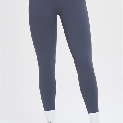 The Whim Sports Bra Leggings 2-Piece Set