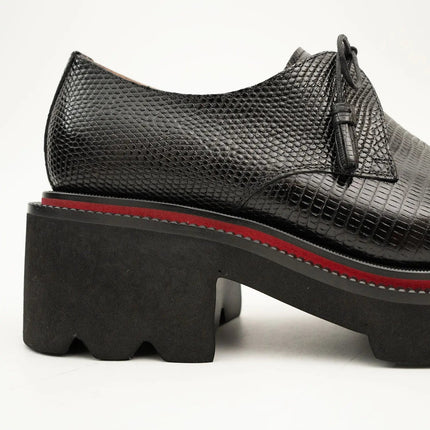 Derby shoes with thick soles, snake pattern embossing and tassels